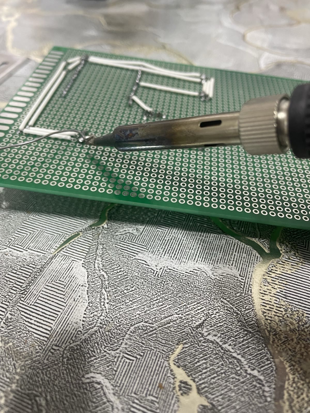 試作基板のはんだ付け作業